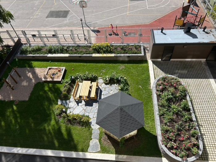 Pihakansien vuotokorjaus ja vuotoselvitys nopeasti. Isännöitsijä ja hallitus, huoli pois.