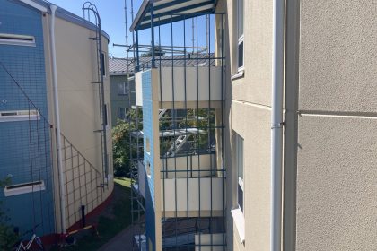 Parvekeremontin valvoja elementtisaumausten uusinta.