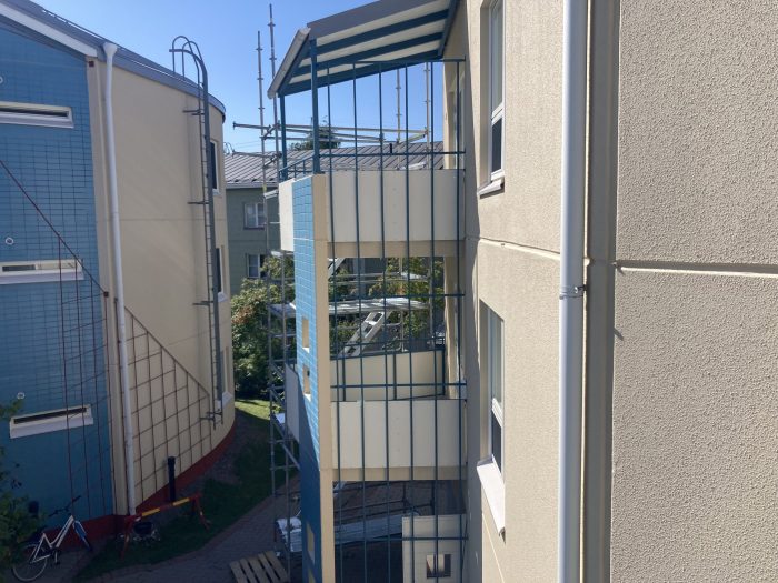 Parvekeremontin valvoja elementtisaumausten uusinta.