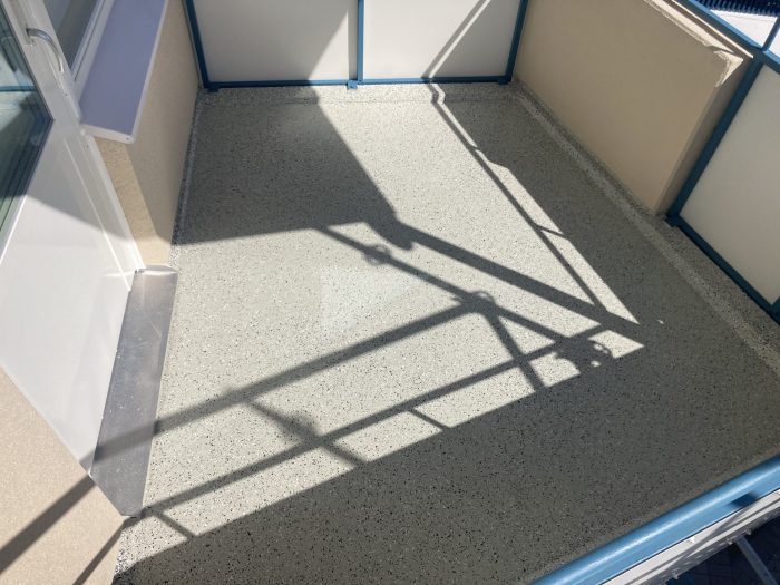 Parvekeremontin valvoja polyelastomeeripinnoite.