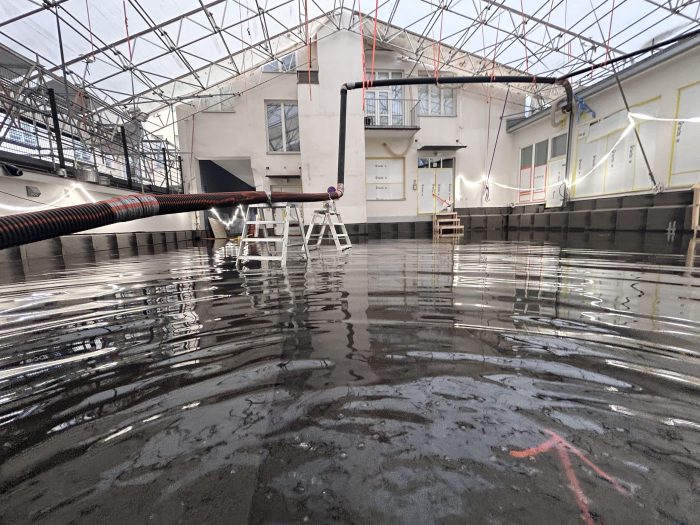 Pihakansiremontin valvoja vedeneristeiden vedenpainekoe