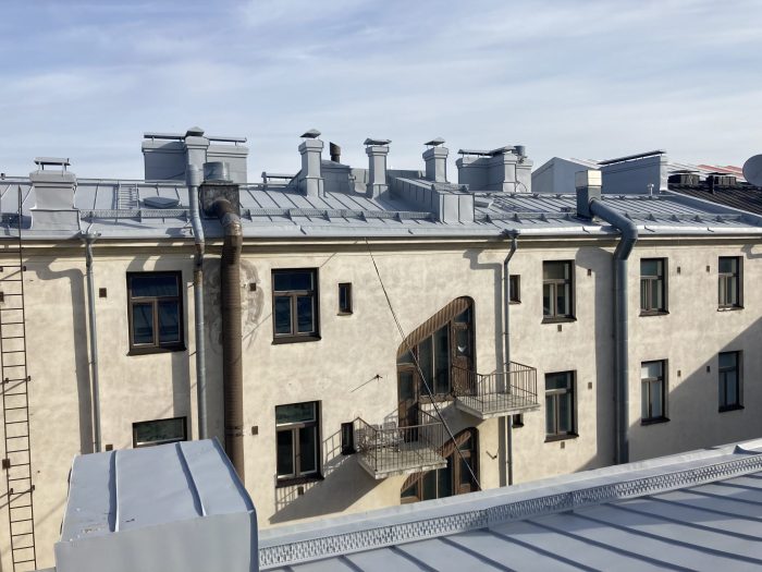 Saumatun peltikatteen maalaustöiden projektinjohto ja valvonta