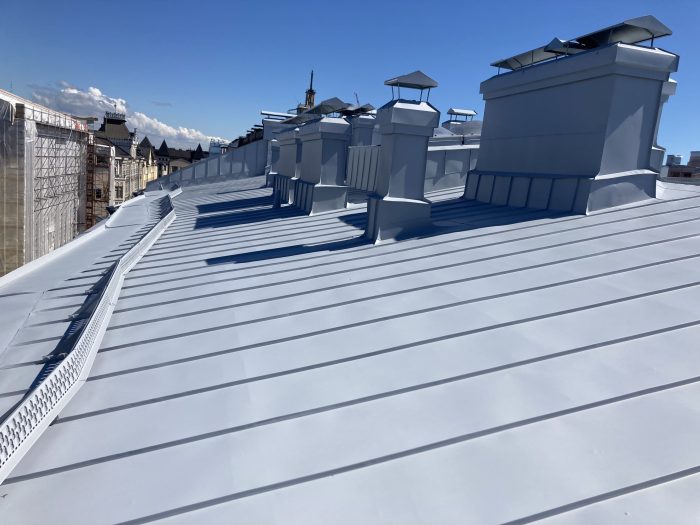 Saumatun peltikatteen maalaustöiden projektinjohto ja valvonta