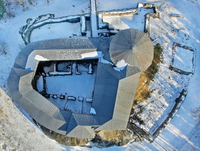 Lumisateen jälkeinen ilmakuva valmiista kattoremontista