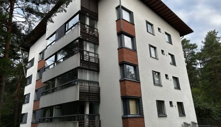 as-oy-helsingin-poutapuisto-julkisivusaumaukset As. Oy Helsingin Poutapuiston vaalea asuinrakennus ja lasitetut parvekkeet Pajamäessä