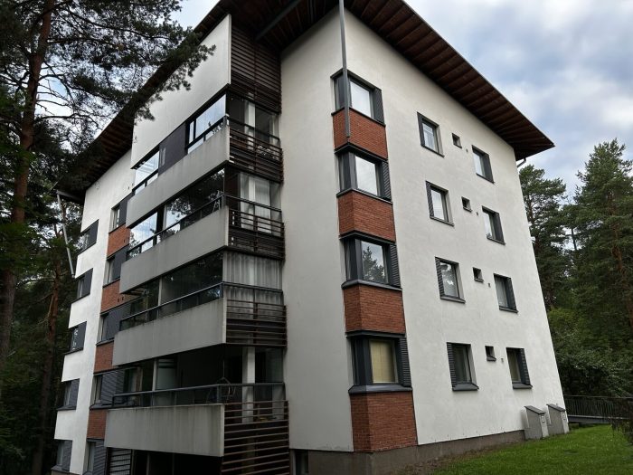 As. Oy Helsingin Poutapuiston vaalea asuinrakennus ja lasitetut parvekkeet Pajamäessä