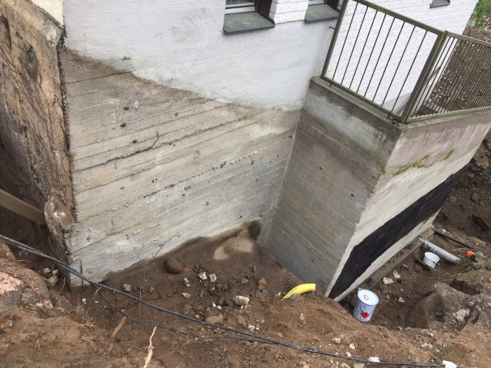Maanvastaisen kellariseinän korjaus salaojaremontin yhteydessä