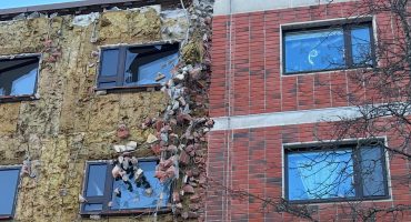 Kerrostalon julkisivun korjaustyö, tiiliverhous osittain purettu