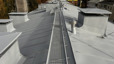Inkoonkadun vesikaton huoltomaalaus ja kattosilta Inkoonkadun vesikaton huoltomaalaus: harmaa peltikate, kattosilta ja piippujen pellitykset Helsingissä.