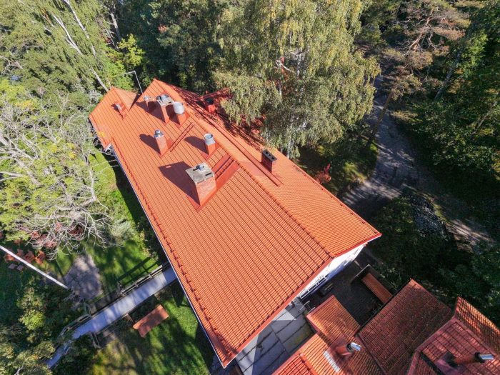Suomen Saunaseuran vesikaton peruskorjaus, uusittu tiilikate ja kattoturvatuotteet ylhäältä kuvattuina.